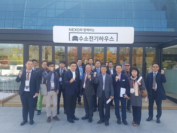 세계한인경제인대회&lsquo;NEXO와 함께하는 수소전기하우스&rsquo;투어세계한인경제인대회‘NEXO와 함께하는 수소전기하우스’투어.jpg