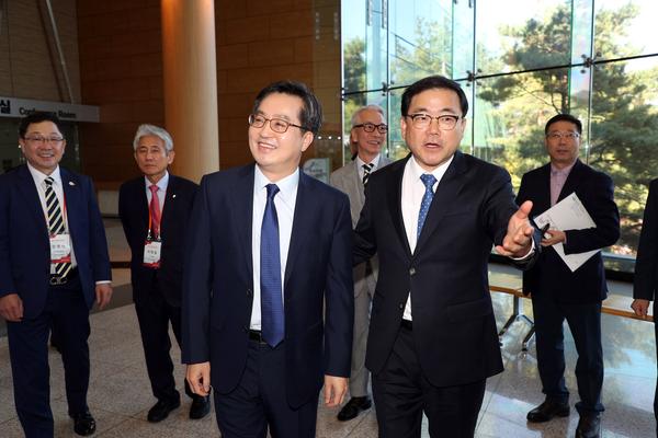허성무 시장, 김동연 경제부총리 만나&ldquo;산업체질 개선 위한 전략산업&rdquo;지원요청.허성무 시장, 김동연 경제부총리 만나“산업체질 개선 위한 전략산업”지원요청.jpg