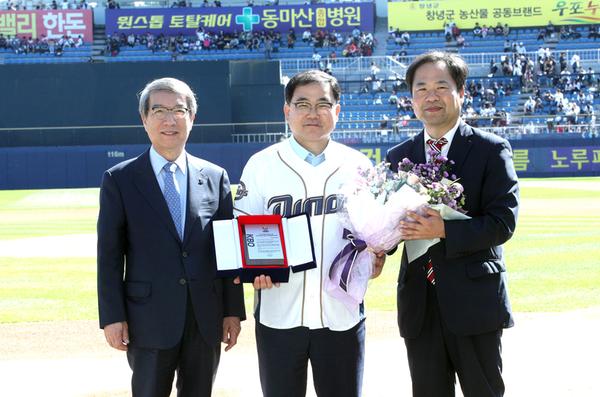   허성무 창원시장, NC 2018시즌 마지막 홈경기 기념행사서 감사패 전달받아 허성무 창원시장, NC 2018시즌 마지막 홈경기 기념행사서 감사패 전달받아 (체육진흥과) (2).jpg
