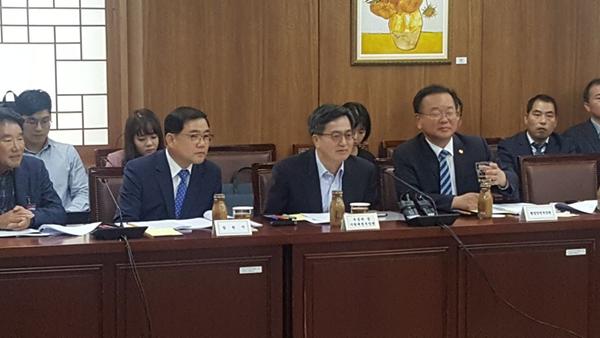            허성무 시장, &lsquo;휴일반납&rsquo; 고용위기지역 국비확보 총력2허성무 시장, ‘휴일반납’ 고용위기지역 국비확보 총력2.jpeg