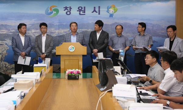                                   새로운 창원위원회가 13일 브리핑을 하고 있다.새로운창원위원회 브리핑 5.jpg