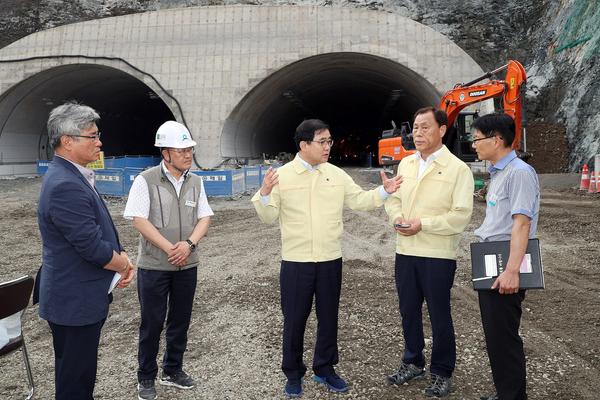                      허성무 창원시장, 팔용터널 민간투자사업 현장 점검 1허성무 창원시장, 팔용터널 민간투자사업 현장 점검 1.jpg