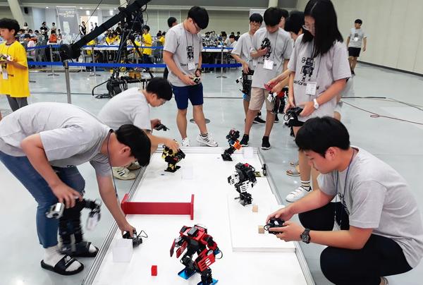                &lsquo;창원국지능로봇경진대회&rsquo;미래로봇공학도 꿈 키웠다‘창원국지능로봇경진대회’미래로봇공학도 꿈 키웠다1.jpg