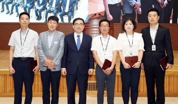                                                         창원시 &lsquo;이달의 베스트공무원&rsquo;창원시, ‘이달의 베스트공무원’·‘의인상’ 시상(베스트공무원 시상).jpg