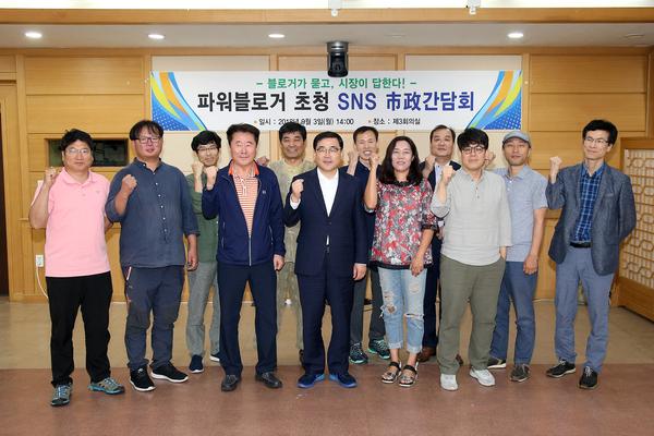                      허성무 시장과 파워블로거들의 &lsquo;대담한 100분 맞짱토론&rsquo;허성무 시장과 파워블로거들의 ‘대담한 100분 맞짱토론’.jpg