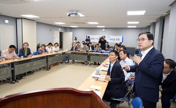   허성무 시장 &ldquo;지역 특색 살려 균형발전과 화합 이루겠다&rdquo;(YMCA 아침논단).허성무 시장 “지역 특색 살려 균형발전과 화합 이루겠다”(YMCA 아침논단).jpg