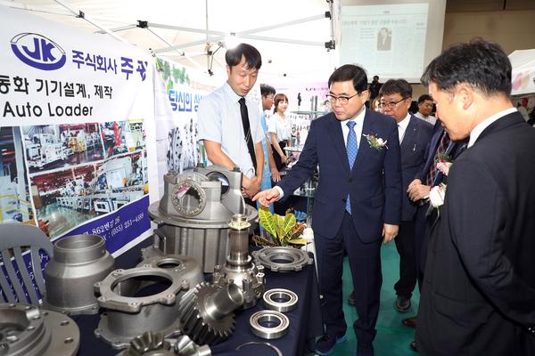                   허성무 창원시장, 지역 경제인들과 경기활성화 힘모으다허성무 창원시장, 지역 경제인들과 경기활성화 힘모으다.jpg