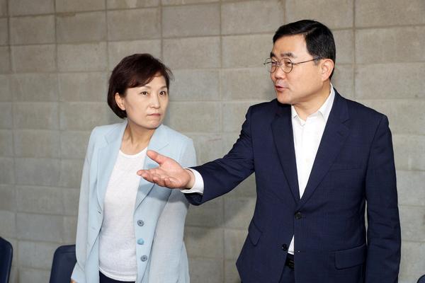                   허성무 시장, 김현미 국토부장관 만나 &lsquo;제2안민터널&rsquo; 등 지역현안 해결노력 허성무 시장, 김현미 국토부장관 만나 ‘제2안민터널’ 등 지역현안 해결노력 (1).jpg