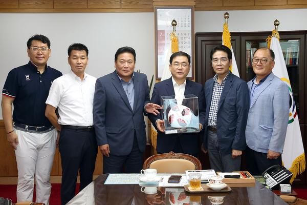                   창원시축구협회, 창원시에 행운의 러시아월드컵 공인구 전달창원시축구협회, 창원시에 행운의 러시아월드컵 공인구 전달.jpg