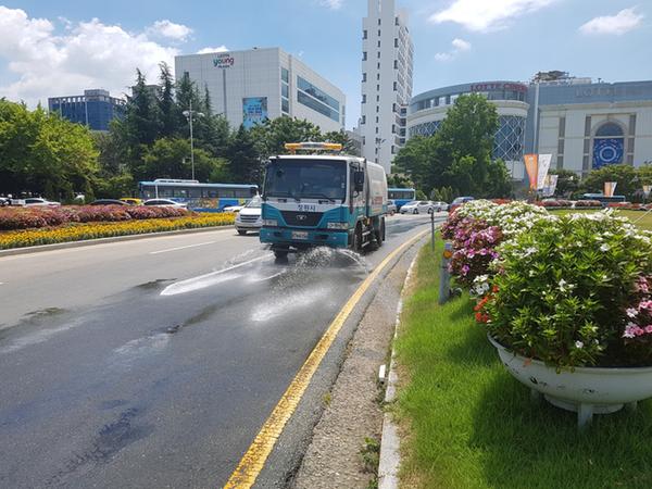                            창원시, 노면살수로 미세먼지&middot;무더위 동시 해결1창원시, 노면살수로 미세먼지·무더위 동시 해결1.jpg