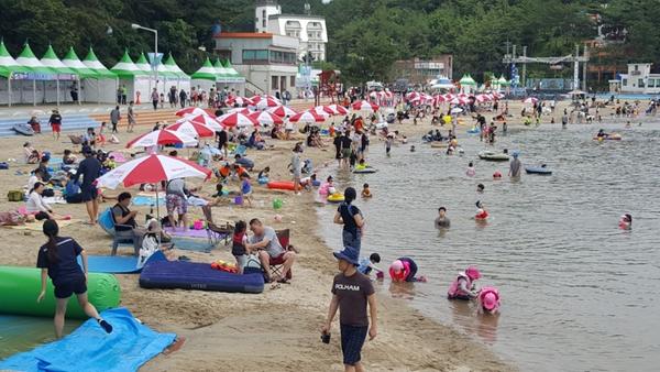              피서객들이 광암해수욕장에서 물놀이를 즐기고 있다.‘7월 92만명 방문’ 폭염도 막지 못한 창원 관광 인기(광암해수욕장).jpg