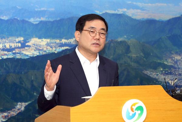 허성무 창원시장이 마산해양신도시와 관련해 기자회견을 하고 있다. 허성무 창원시장1.jpg