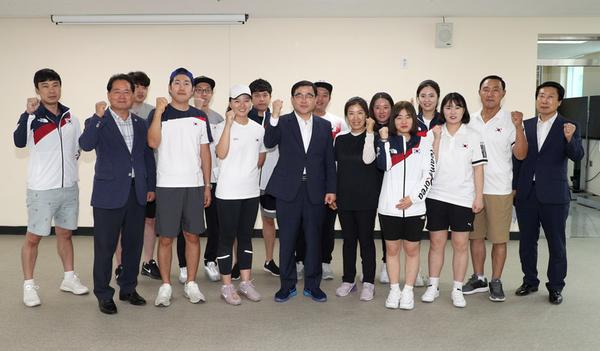                      허성무 경남사격연맹회장, 사격국가대표 선수단 격려허성무 경남사격연맹회장, 사격국가대표 선수단 격려.jpg