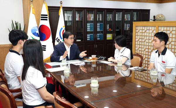                                          허성무 창원시장, 봉림고 학생과의 대담 2허성무 창원시장, 봉림고 학생과의 대담 2.jpg