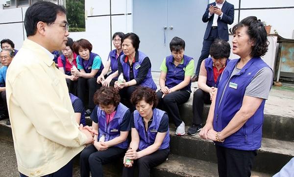                  허성무 창원시장, 청사용역 근로자 격려 허성무 창원시장, 청사용역 근로자 격려 (2).jpg