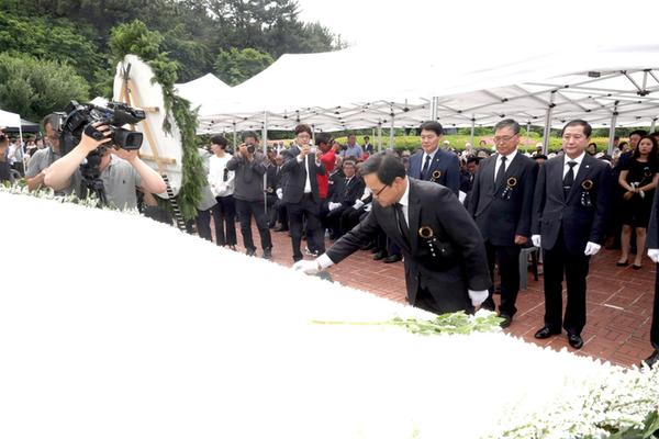                        제63회 현충일 맞아 고귀한 희생에 감사 창원시, 제63회 현충일 맞아 고귀한 희생에 감사 (사회복지과) (2).jpg