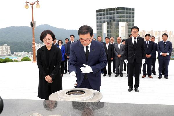                   허성무 창원시장 당선인, 국립3.15민주묘지 및 충혼탑 참배 허성무 창원시장 당선인, 국립3.15민주묘지 및 충혼탑 참배 (3).jpg