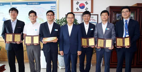               &lsquo;2분기 베스트드림팀&rsquo;과 &lsquo;이달(6월)의 베스트공무원&rsquo;‘2분기 베스트드림팀’과 ‘이달(6월)의 베스트공무원’.jpg