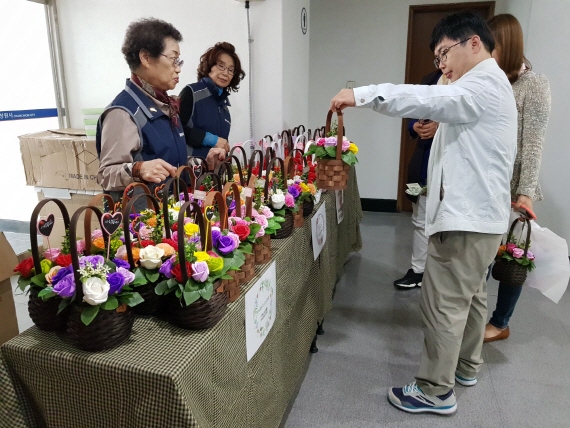                      창원시 노인일자리사업단&lsquo;카네이션 비누꽃바구니&rsquo;인기 창원시 노인일자리사업단‘카네이션 비누꽃바구니’인기 (1).jpg