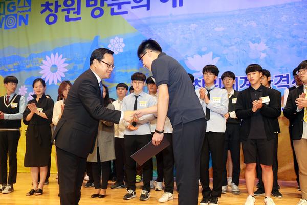                           2018년도 장학증서 수여식 2018년도 장학증서 수여식 (2).JPG