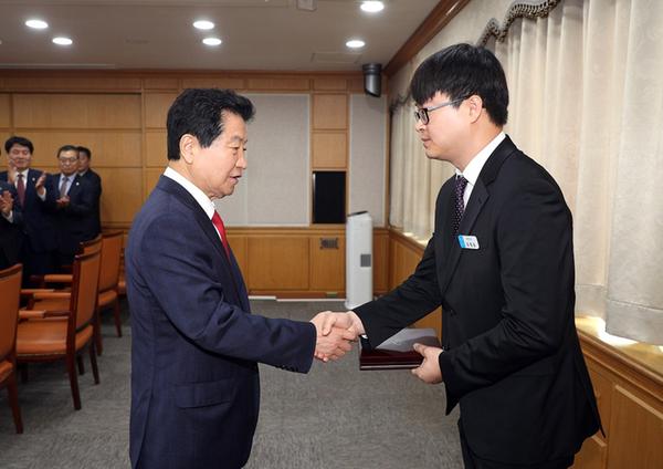                              소아백혈병 환자 골수기증 공무원 표창소아백혈병 환자 골수기증 공무원 표창.jpg
