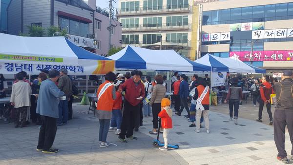                 식품안전 홍보부스 운영(오동동 문화광장)식품안전 홍보부스 운영(오동동 문화광장).jpg