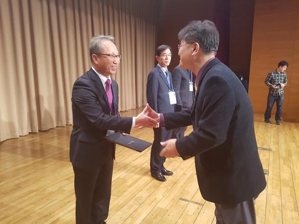                         창원시&lsquo;조직관리 우수 지자체&rsquo;선정돼 행안부 장관상 수상 창원시‘조직관리 우수 지자체’선정돼 행안부 장관상 수상 (2).jpg