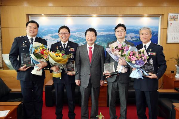                   감사패 수여식(왼쪽부터 심형태, 김종호, 안상수 시장, 조영래, 이종택)감사패 수여식(왼쪽부터 심형태, 김종호, 안상수 시장, 조영래, 이종택).jpg