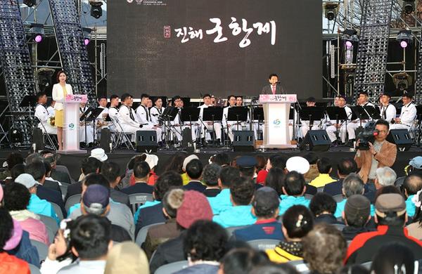                     제56회 진해군항제 개막식 군항과 벚꽃의 만남, 제56회 진해군항제 개막식 성대하게 막올라 (문화예술과).jpg