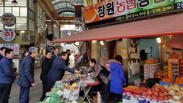                         안상수 시장 전통시장 상인 격려안상수 시장 전통시장 상인 격려.jpg