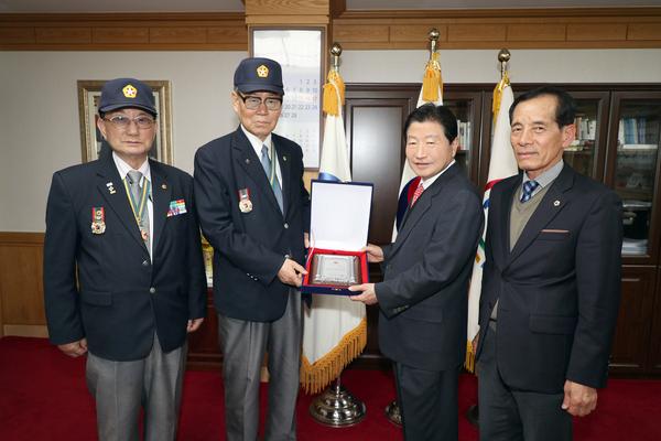                         창원시, 보훈가족 선양 공로 &lsquo;기관감사패&rsquo; 수상 창원시, 보훈가족 선양 공로 ‘기관감사패’ 수상 (1).jpg