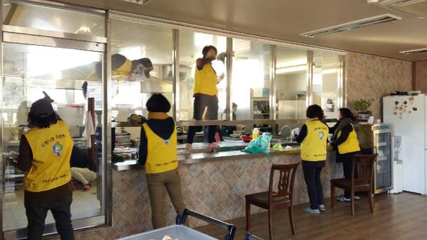                    창원사랑 공무원가족봉사단 (1)창원사랑 공무원가족봉사단 (2).jpeg