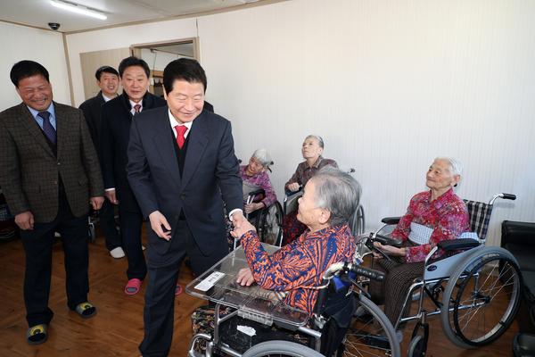                          안상수 시장 복지시설 방문  1안상수 시장 복지시설 방문 (2).jpg