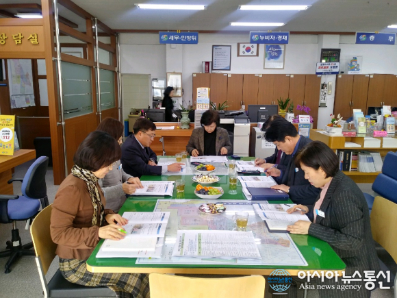 8일 구무영 진해구청장이 중앙동행정복지센터를 방문하고 있다.