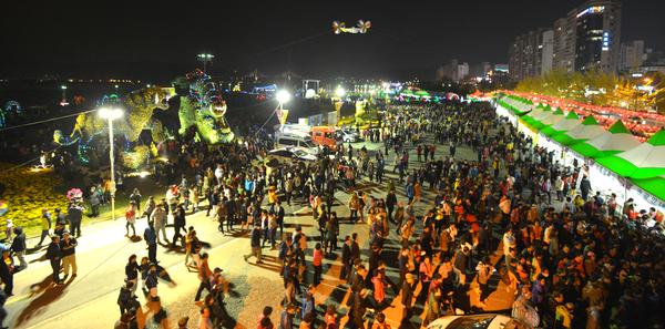 2013행사장 인파.jpg