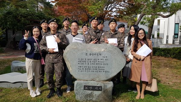 마산문학관 방문객들