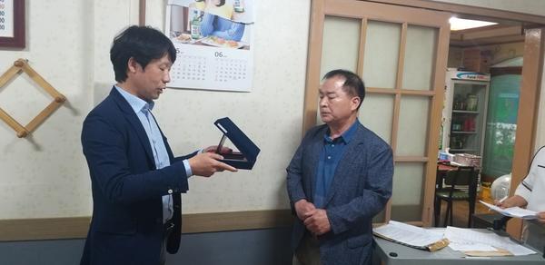 마산회원구청장 유공단체 표창패 전달