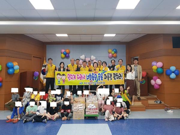 선물전달(아이 얼굴 모자이크)