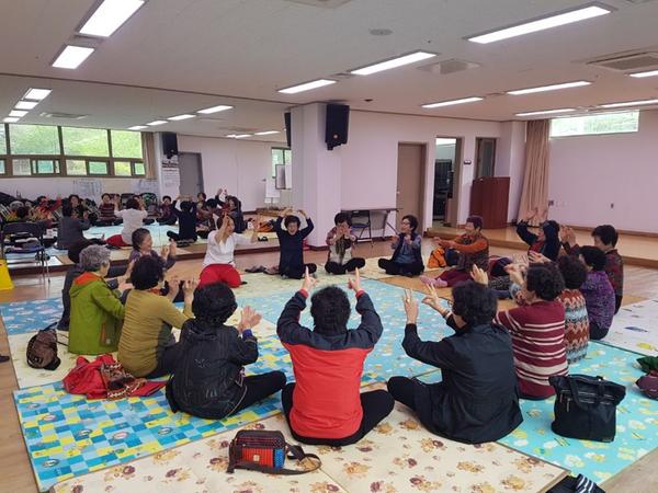 웅남동주민자치센터 재능기부 프로그램 노인레크리에이션 개강(1)