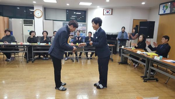 유공주민자치위원 표창장 수여사진