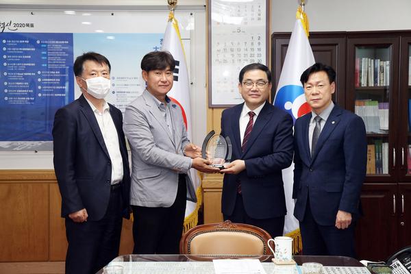 창원일반산단협의회가 허성무 시장에 감사패 전달