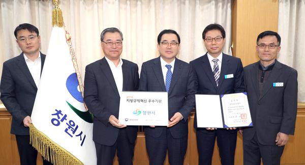 대통령표창장 및 인증패 수여 기념촬영