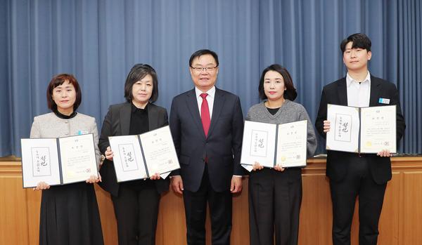창원특례시, 제3회『이달의 우수공무원』 표창 수여창원특례시, 제3회『이달의 우수공무원』 표창 수여(인사과).jpg
