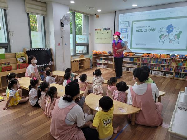 어린이 대상 종이팩 분리배출 교육 모습