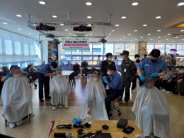 해군 이발병들이 이발봉사를 하는 모습