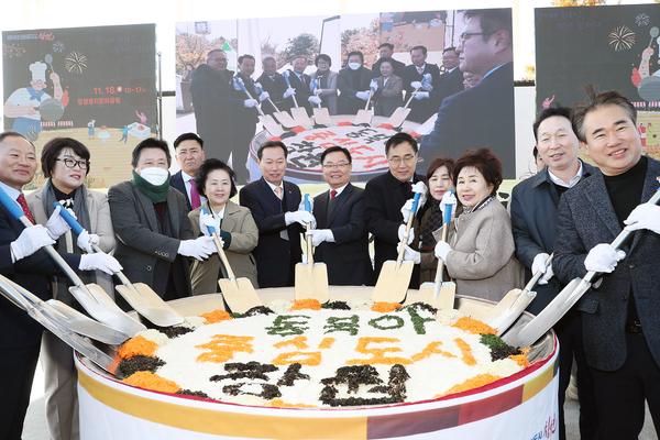 홍남표 창원특례시장이 창원 특산물인 아귀를 이용한 '아귀비빔밥 퍼포먼스'를 선보이고 있다.
