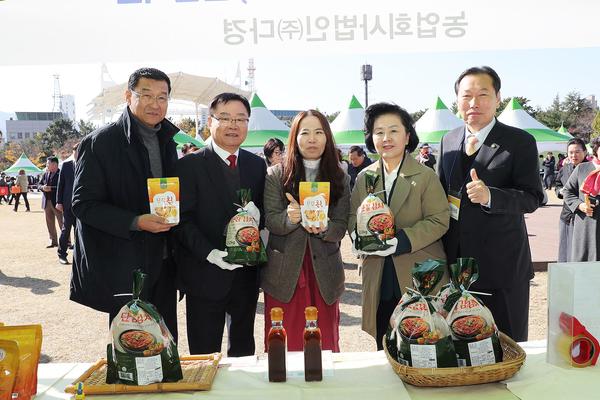 홍남표 창원특례시장이 지역 특산품을 홍보하고 있다.