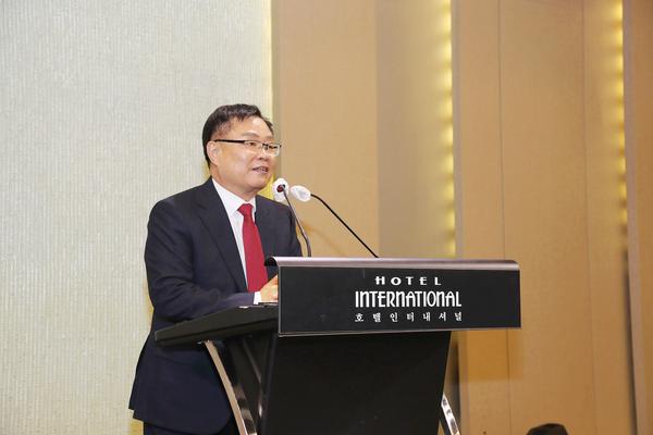 홍남표 창원특례시장이 '경남경총 창립 40주년 기념식'에 참석해 축사를 하고 있다. 
