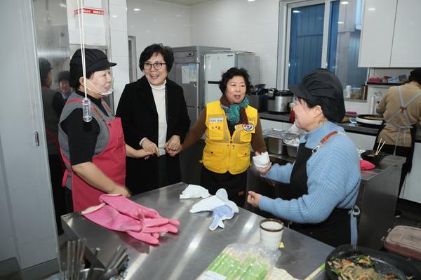 김은자 진해구청장이 500원 식당 봉사자들과 환담을 나누는 모습  
