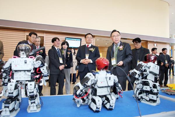 홍남표 시장 ‘경남 LINC 3.0 지산학 EXPO’서 “협력을 통해 대학과 지역이 동반성장”★홍남표 시장 ‘경남 LINC 3.0 지산학 EXPO’서 “협력을 통해 대학과 지역이 동반성장”(미래전략과) (1).jpg